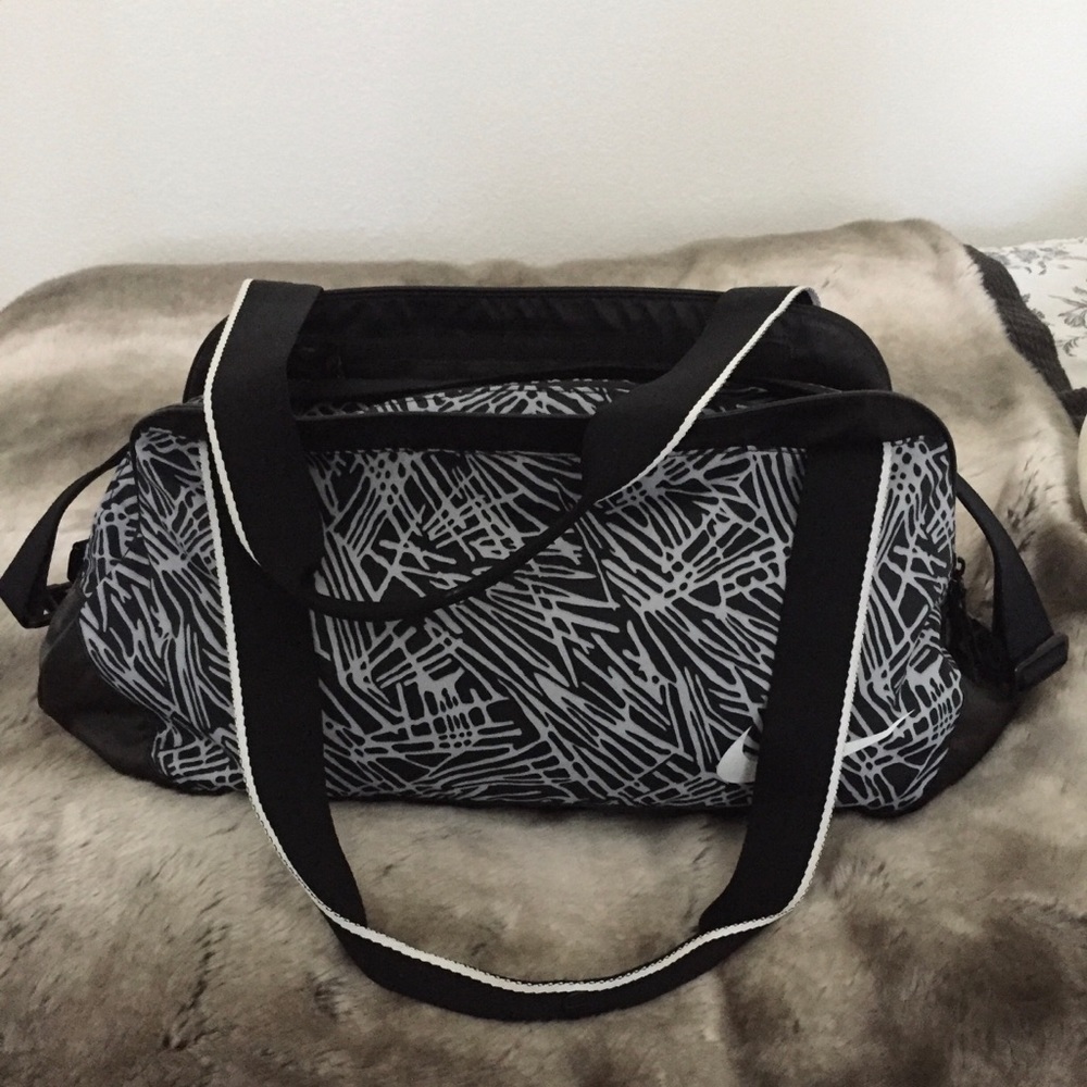 Nike Women’s Gym Duffle Medium Bag